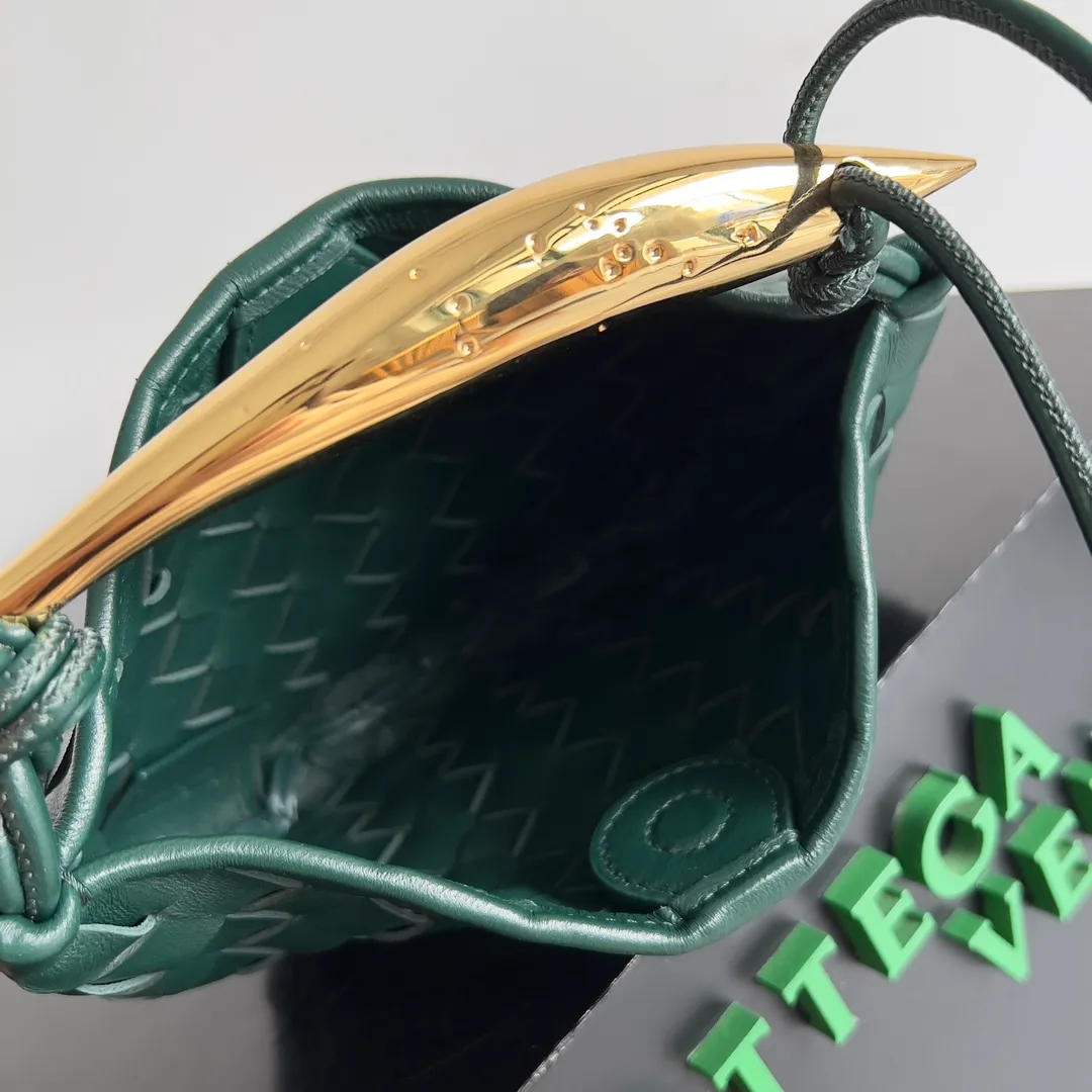 Batch of 1260 BV Mini Sardine is coming‼ ️Super high-end, stainless steel hardware + 24k real gold plating process, fish scales (concave and convex positions) are the finishing touch, the sardine bag that can be carried cross-body is completely beautiful to the heart. The metal element handle and the weaving are perfectly combined to completely integrate the artistic sense and elegance and fashion. It is really like a work of art🏺The large size is elegant, the small size is exquisite and cute, a must-have item for fashionistas, and the details are perfectly reproduced. Style number: 744267 Size 20*12*2.5